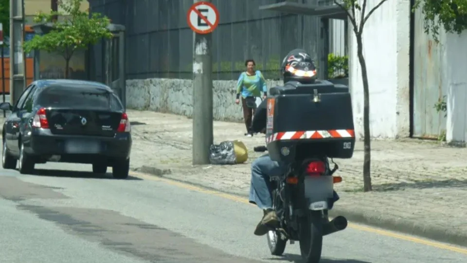 Projeto que dispensa registro no Detran para utilização de motocicletas em entregas é aprovado no Brasil
