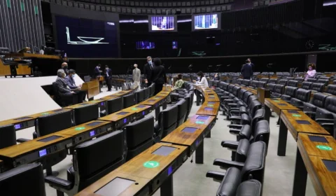 Câmara aprova piso salarial acima de R$ 4 mil para enfermeiros