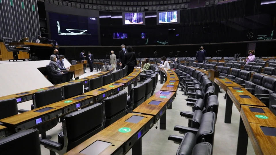 Câmara aprova piso salarial acima de R$ 4 mil para enfermeiros