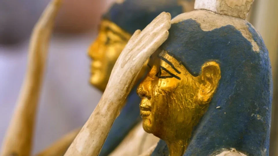 Egito anuncia descoberta de 250 sarcófagos e 150 estátuas de bronze de 2.500 anos