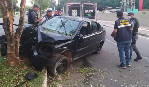 Mulher morre após carro colidir com árvore em Manaus