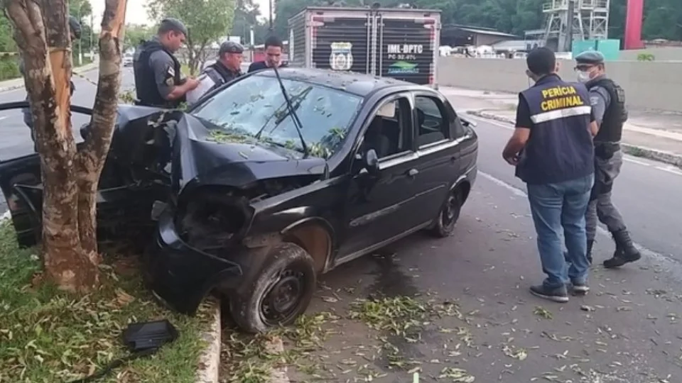 Mulher morre após carro colidir com árvore em Manaus