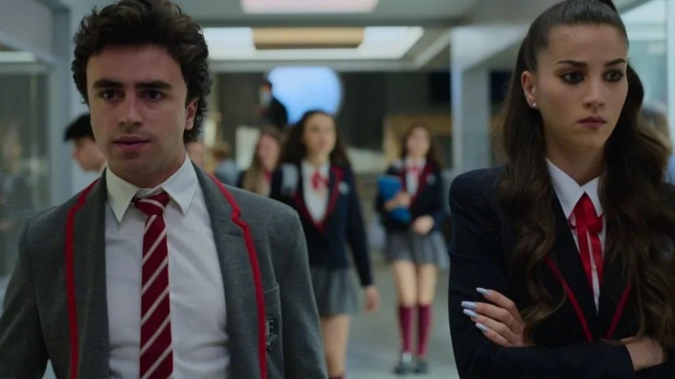 Em estreia, 5° temporada da série Elite traz mais um assassinato para agitar a trama