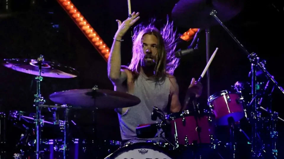 Relatório aponta evidência de drogas em local da morte do baterista do Foo Fighters, diz jornal