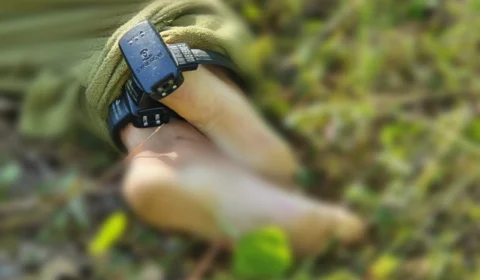 Corpo de mulher é encontrado com pés e mãos amarrados em área de mata em Manaus