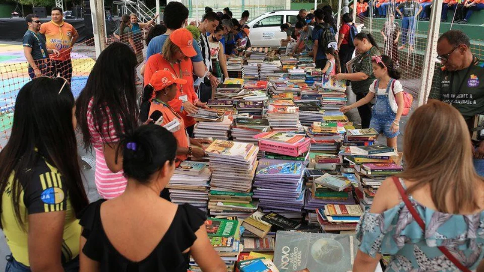 Feira do Livro de Manaus realiza doação de mais de 30 mil livros