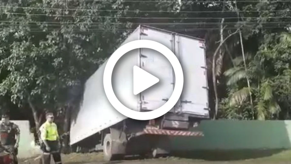 VÍDEO: caminhão colide contra muro do Cigs, em Manaus