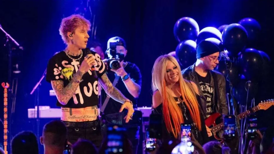 Avril Lavigne anuncia lançamento de videoclipe em parceria com machine gun kelly