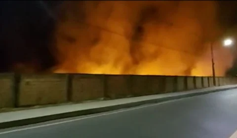Depósito de reciclagem fica destruído após incêndio na Zona Leste de Manaus