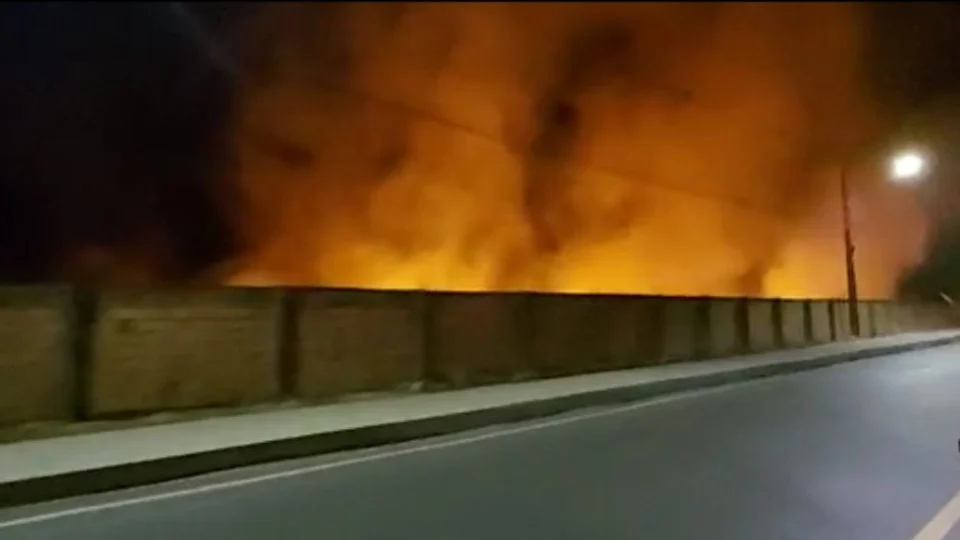 Depósito de reciclagem fica destruído após incêndio na Zona Leste de Manaus