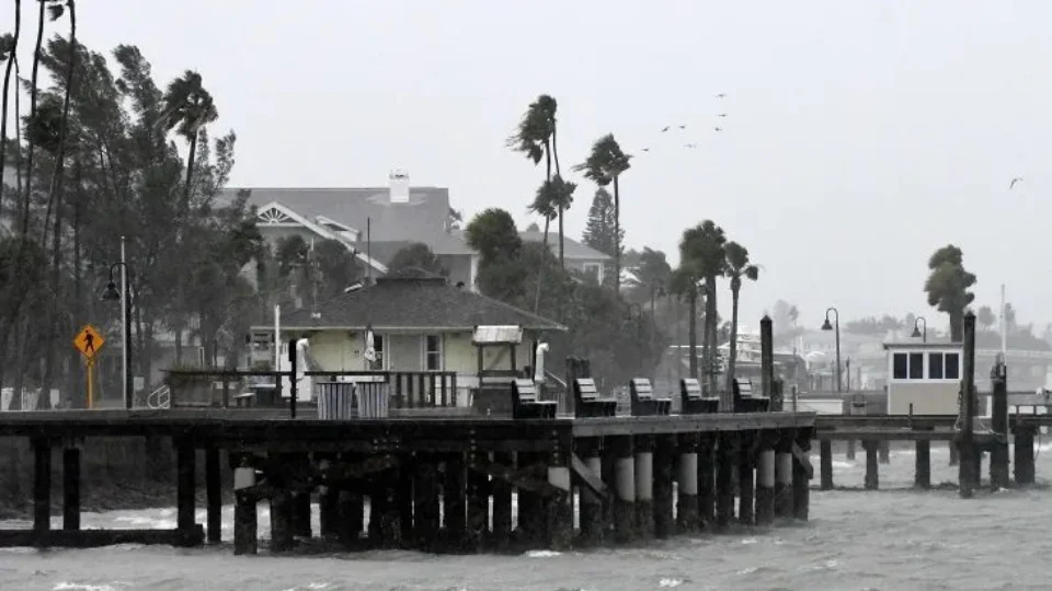 Furacão Ian perde força e se torna tempestade tropical