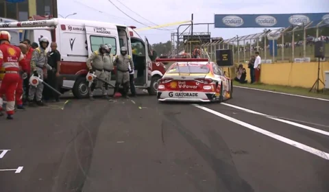 Vídeo: mecânicos ficam feridos durante corrida da Stock Car no Brasil