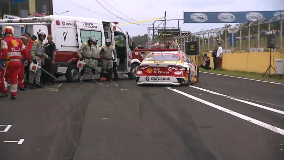 Vídeo: mecânicos ficam feridos durante corrida da Stock Car no Brasil