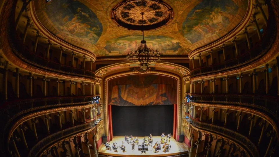 Teatro Amazonas faz programação especial para início do mês dos namorados