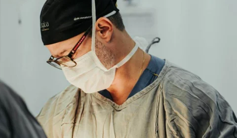 Médico acusado de deixar paciente cega após cirurgia plástica na barriga se torna réu em SP