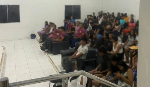 PF flagra adolescentes e políticos em suposta venda de voto em troca de formatura, no AM
