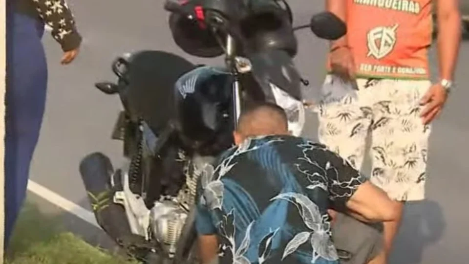 Dupla fica ferida após motocicleta bater em poste derrubado por carro em Manaus
