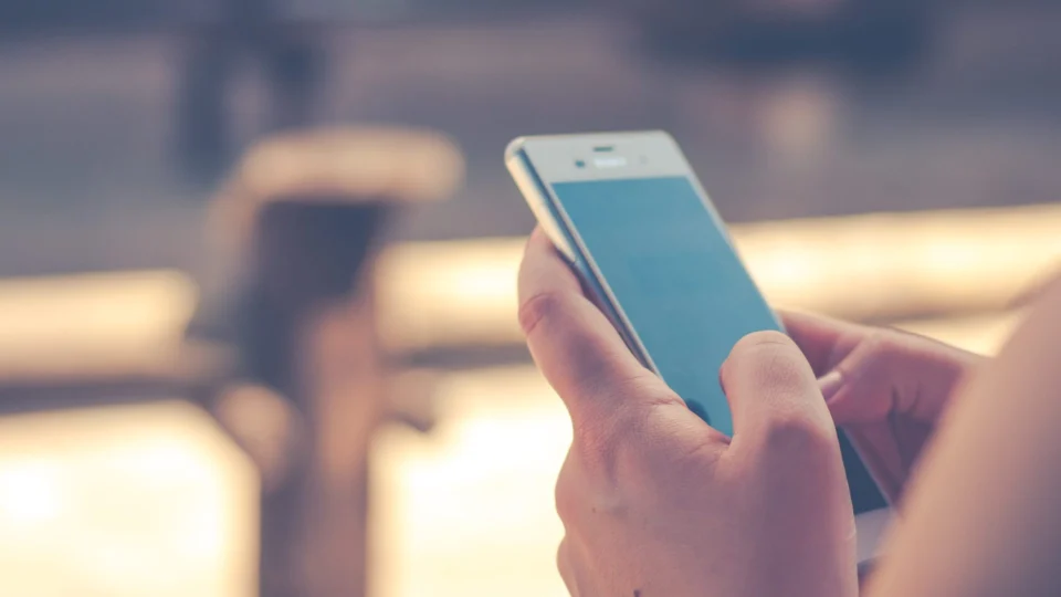 Adolescente ameaça divulgar imagens íntimas de colega e é apreendida em Manaus