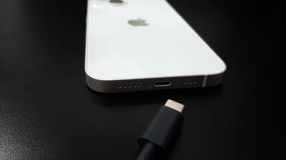 Apple deve lançar iPhone 15 com USB-C na União Europeia em 2023, diz analista