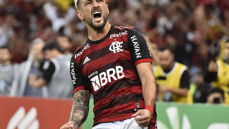 Flamengo vence Santos por 3 a 2 em noite de belos gols no Maracanã pelo Brasileirão