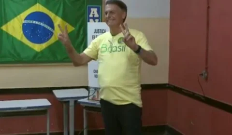 ‘Expectativa é de vitória’, diz Bolsonaro ao votar no Rio de Janeiro