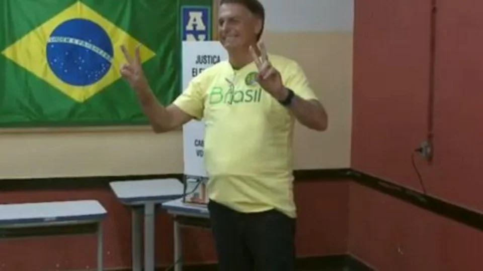 ‘Expectativa é de vitória’, diz Bolsonaro ao votar no Rio de Janeiro