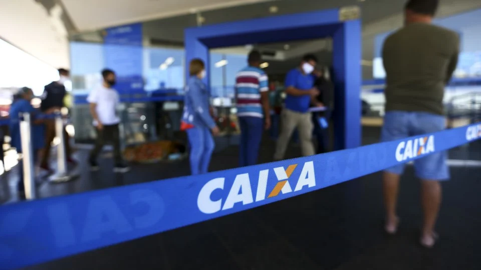 Presidente da Caixa anuncia suspensão de consignado do Auxílio Brasil