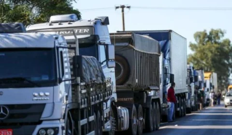 Caminhoneiros bloqueiam rodovias no Brasil em protesto contra vitória de Lula