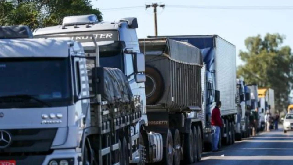 Caminhoneiros bloqueiam rodovias no Brasil em protesto contra vitória de Lula