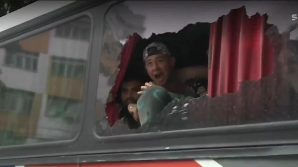 Ônibus com torcedores do Corinthians são apedrejados ao chegarem no Rio de Janeiro