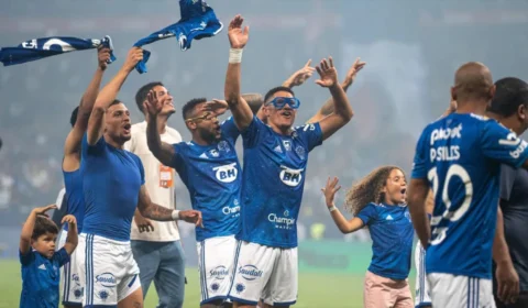 Raposa conquista Série B 2022 nesta sexta sem entrar em campo graças às derrotas de Bahia e Grêmio