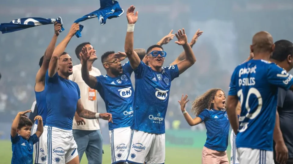 Raposa conquista Série B 2022 nesta sexta sem entrar em campo graças às derrotas de Bahia e Grêmio