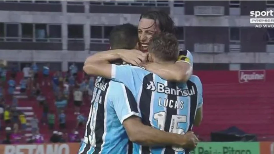 Grêmio garante retorno à Série A após vitória por 3 a 0 sobre Náutico pela Série B