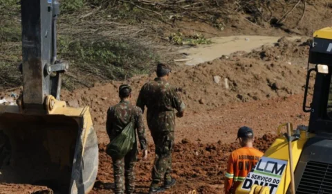 Ponte BR-319: uma pessoa segue desaparecida após ponte desabar, no Careiro-AM