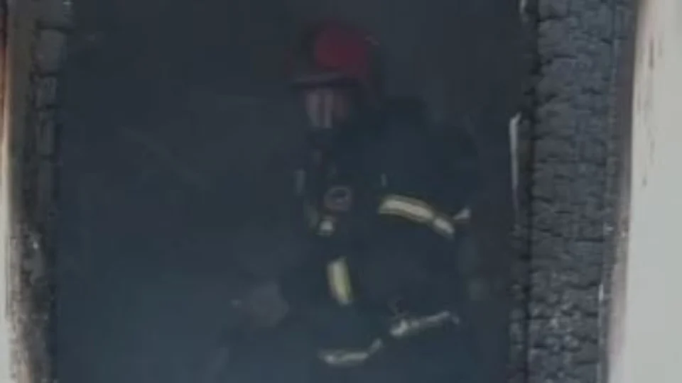 Bombeiros conseguem evitar que prédio fosse tomado por fogo em Manaus