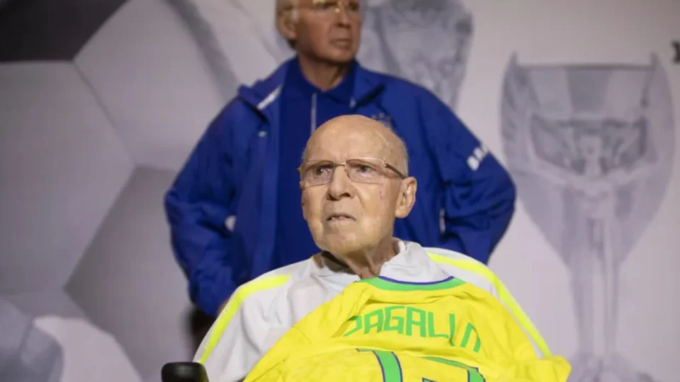 Zagallo é homenageado com estátua de cera no museu da CBF no Rio de Janeiro