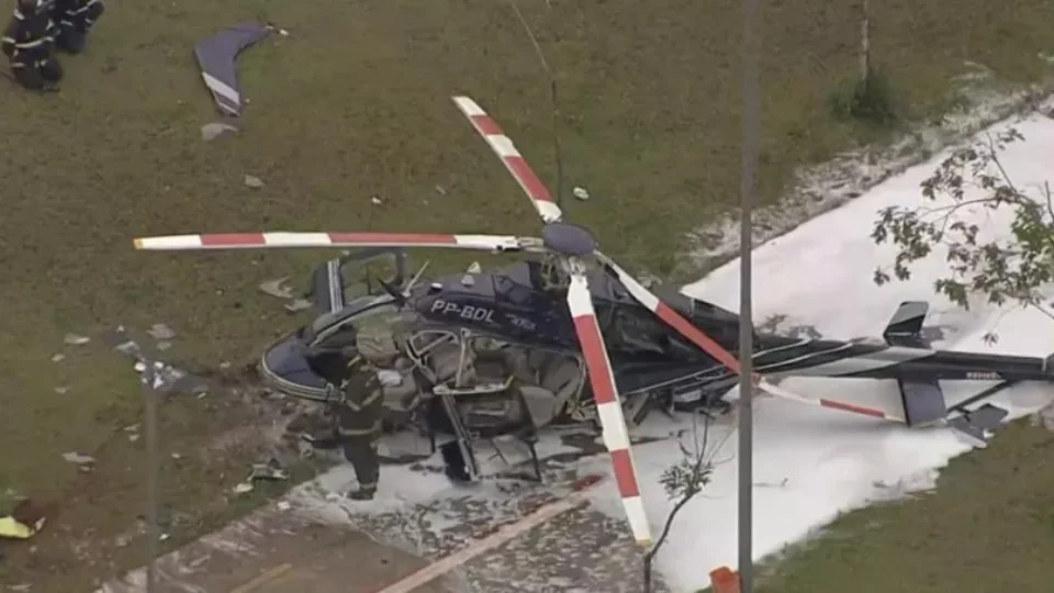 Queda de helicóptero deixa dois feridos e provoca incêndio em São Paulo