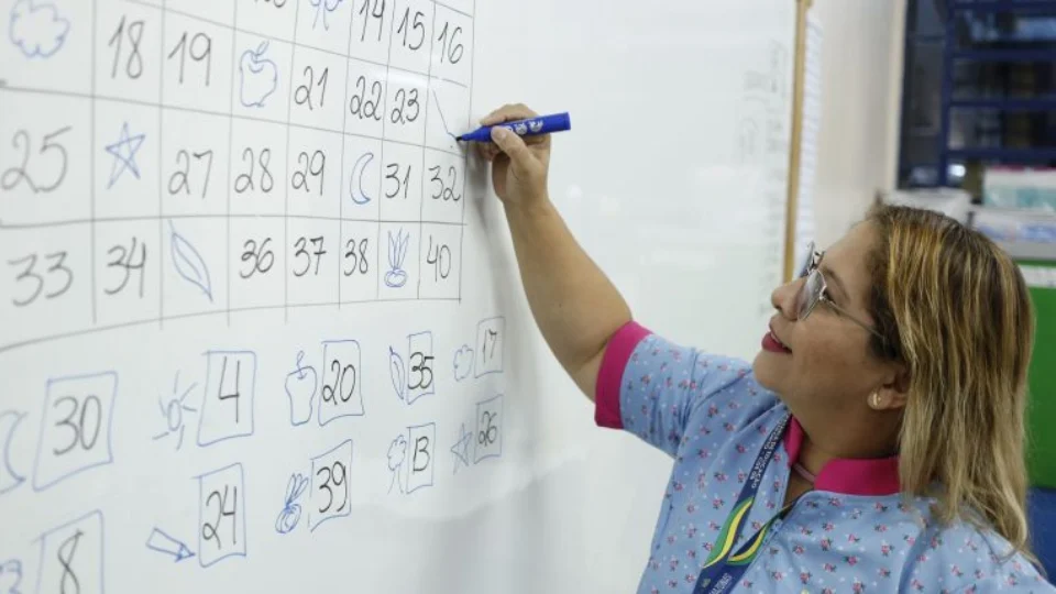 AM divulga 2 editais de mestrado para professores da rede pública