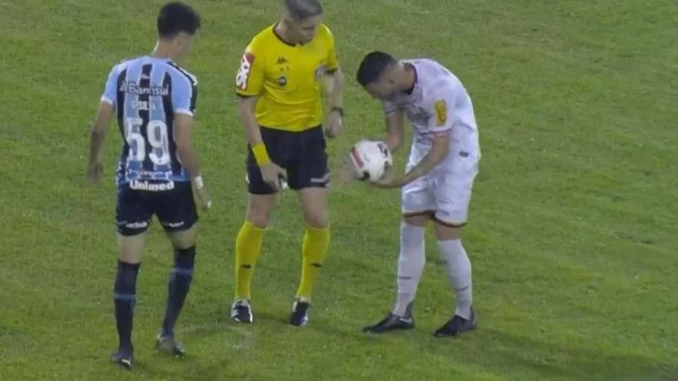 Empate de 2 a 2 com Grêmio garante permanência da Tombense na Série B do Brasileiro