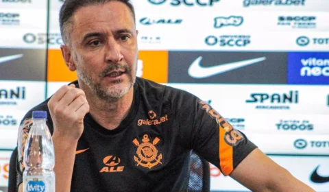 Técnico do Corinthians reclama: ‘foram lesados mais de 30 milhões’, após áudio do VAR