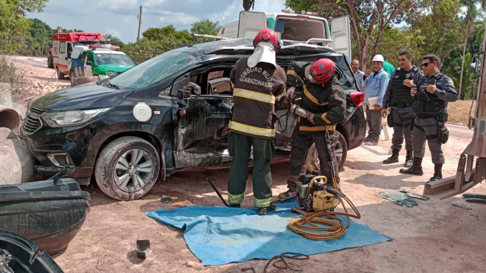 Taxista perde controle de carro e passageira morre na rodovia AM-010