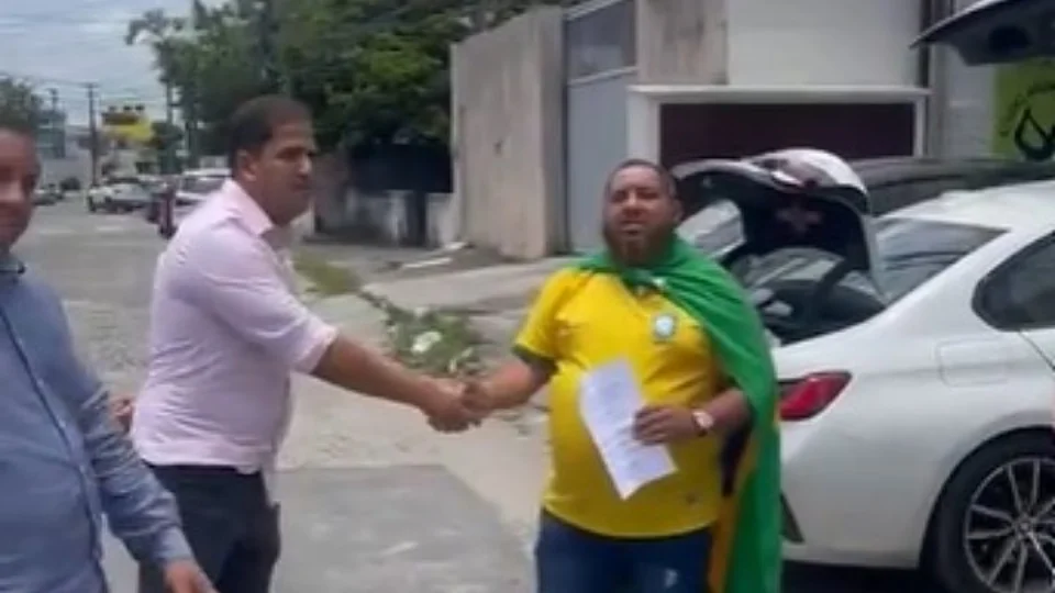 Aposta de eleição: bolsonarista perde carro Volvo de R$ 200 mil para amigo petista, em PE