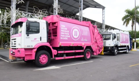 Caminhões de lixo personalizados circulam durante Outubro Rosa em Manaus