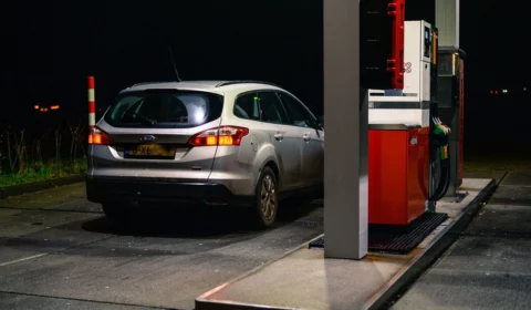 União Europeia oficializa fim de venda de carros 0km a gasolina e a diesel