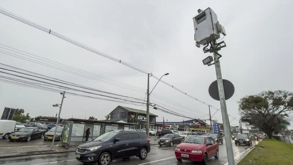 Radar que capta ruídos contra motos e carros barulhentos passa por testes em Curitiba