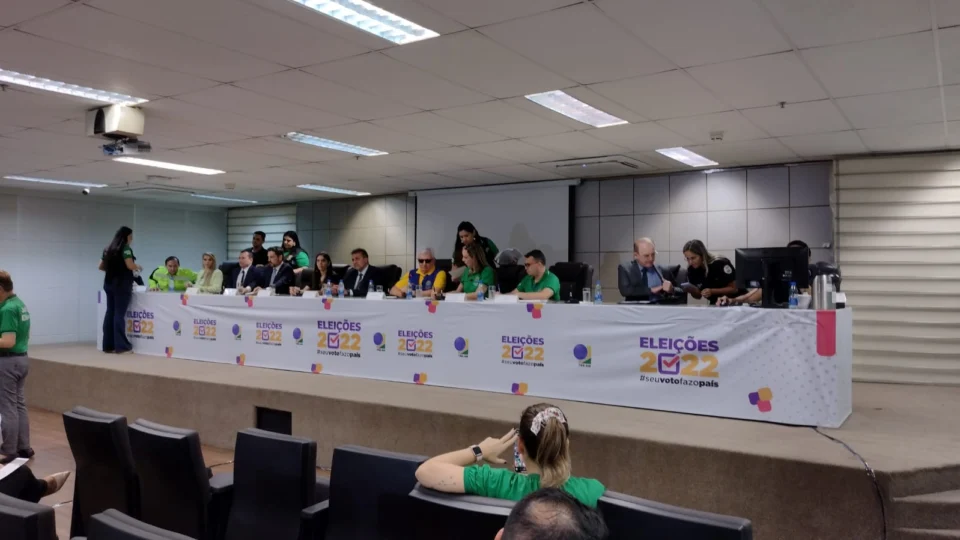 AO VIVO: TRE-AM faz balanço parcial das eleições durante manhã deste domingo