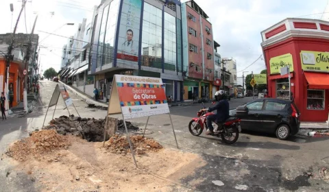 Rua Lobo D’Almada: rede de drenagem rompe e abre cratera no Centro de Manaus