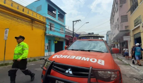 VÍDEO: curto-circuito causa incêndio e atinge casa no Centro de Manaus