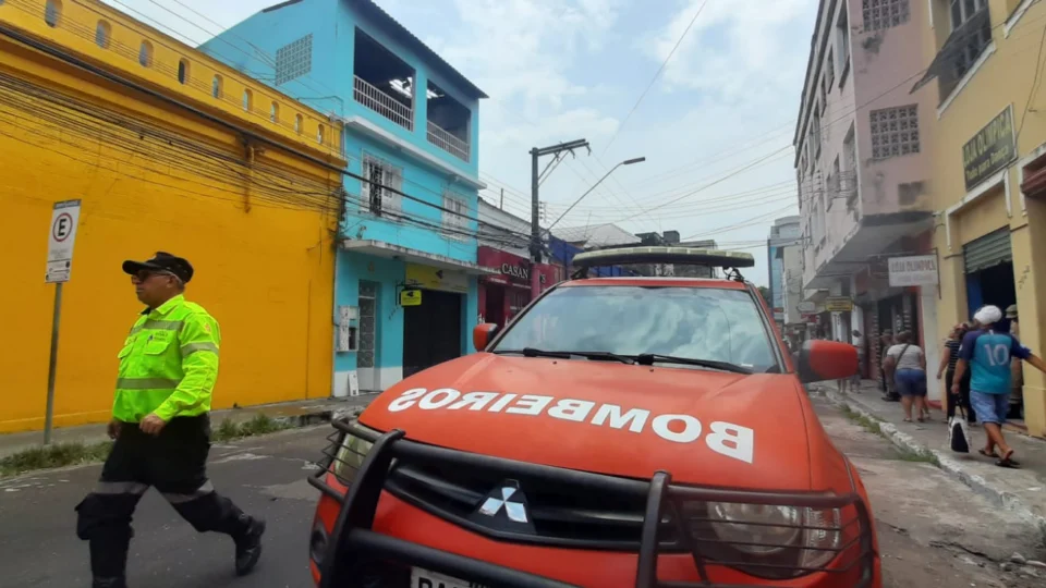 VÍDEO: curto-circuito causa incêndio e atinge casa no Centro de Manaus