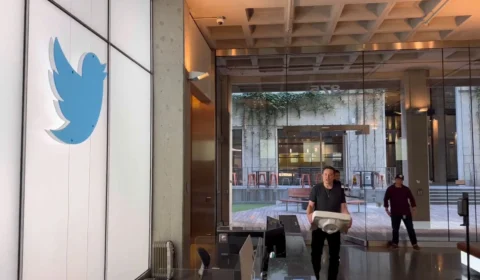 Elon Musk assume controle do Twitter e demite CEO e executivos de alto escalão